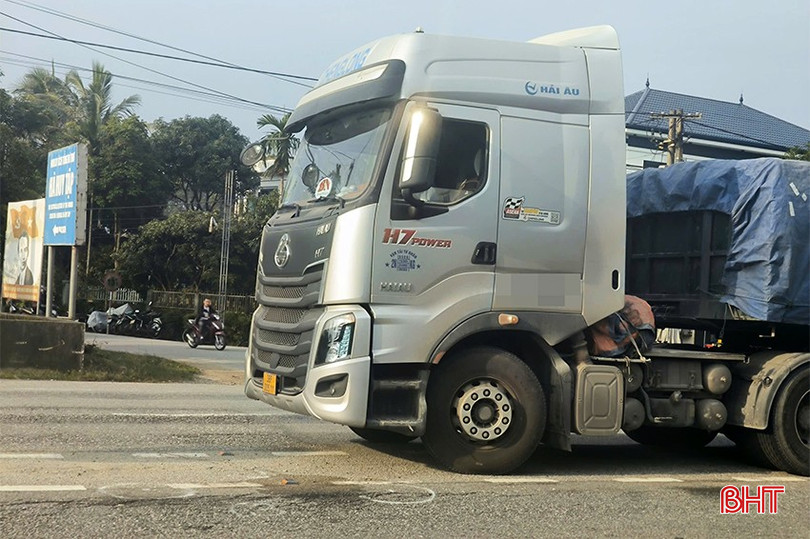 Tài xế điều khiển xe đầu kéo đi ngược chiều trên quốc lộ 1 đoạn qua xã Cẩm Hưng, huyện Cẩm Xuyên ngày 11/11 đã bị Phòng CSGT Công an Hà Tĩnh xử phạt 5 triệu đồng, tước giấy phép lái xe 2 tháng. bqbht_br_xe-di-nguoc-chieu.jpg