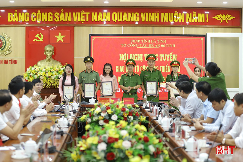 Đại tá Đặng Hoài Sơn - Phó Giám đốc Công an tỉnh trao giải cho các cá nhân. de-an-06-11-4229.jpg