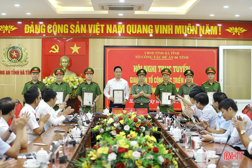 Đại tá Nguyễn Xuân Thao trao giải cho các tập thể. de-an-06-10-4990.jpg