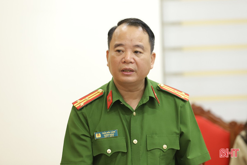 Thượng tá Trần Hữu Cảnh - Trưởng phòng Cảnh sát quản lý hành chính về trật tự xã hội Công an tỉnh báo cáo kết quả thực hiện Đề án 06 trên địa bàn tỉnh qua 10 tháng. de-an-06-9975.jpg