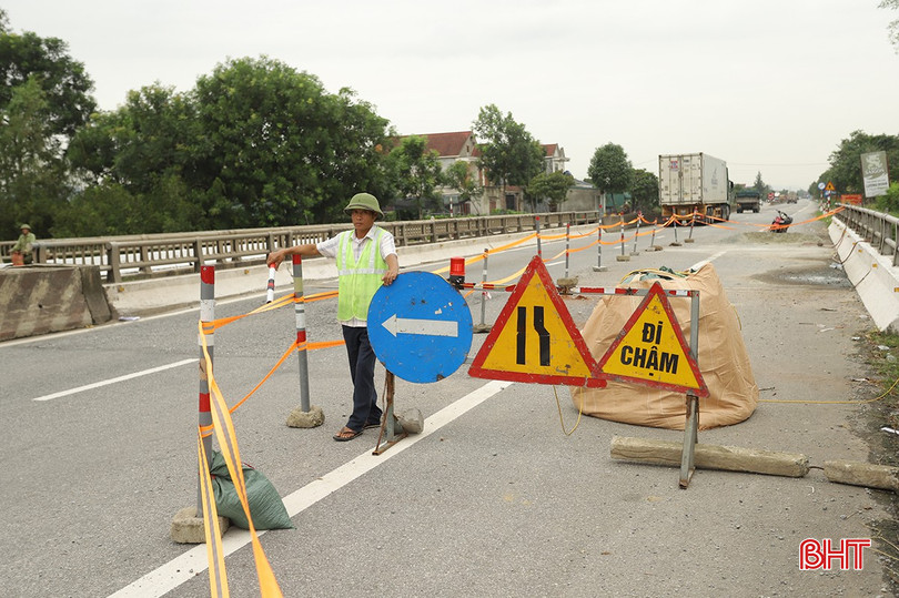 Cầu Trung trên tuyến quốc lộ 1 qua Hà Tĩnh vừa được sửa chữa, vừa được khai thác. tai-nan-giao-thong-01-4673.jpg