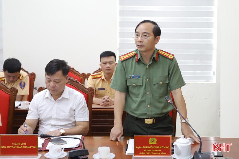 Đại tá Nguyễn Xuân Thao - Giám đốc Công an tỉnh phát biểu ý kiến tại hội nghị. an-toan-giao-thong-5.jpg