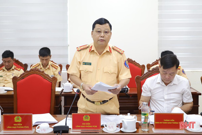 Thượng tá Phan Hồng Thái - Trưởng phòng CSGT Công an tỉnh trình bày dự thảo kế hoạch tăng cường công tác tuyên truyền, phổ biến giáo dục pháp luật về trật tự ATGT đường bộ trên địa bàn. an-toan-giao-thong.jpg