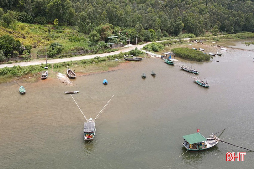 Tàu thuyền của Hà Tĩnh đã nhận được thông tin về áp thấp nhiệt đới và đang di chuyển vào nơi tránh trú an toàn. tau-thuyen-3.jpg