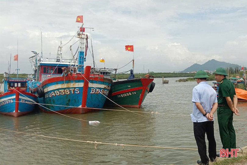Tàu thuyền đang neo đậu tại khu neo đậu tránh trú bão Cửa Sót, xã Thạch Kim, huyện Lộc Hà. tau-thuyen.jpg