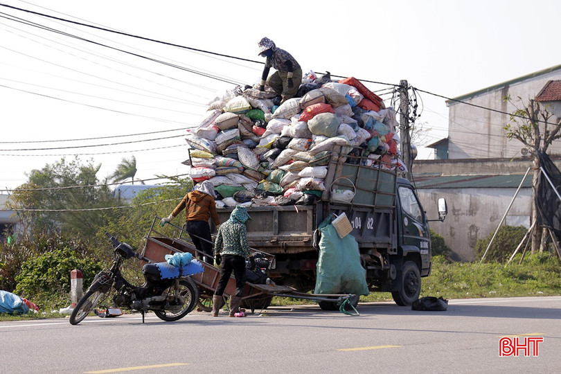 Nhiều hợp tác xã, tổ đội môi trường vẫn phải sử dụng xe tải để vận chuyển rác thải sinh hoạt. rac-thai-1-3997.jpg