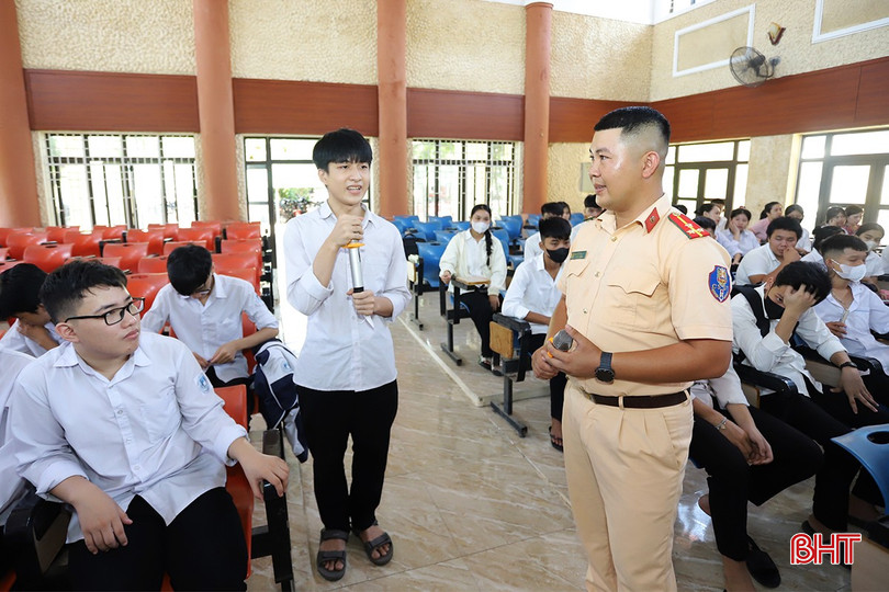 Học sinh Trường Tiểu học, THCS & THPT - Đại học Hà Tĩnh được cán bộ CSGT tuyên truyền pháp luật về ATGT vào dịp đầu năm học mới. an-toan-giao-thong-001.jpg