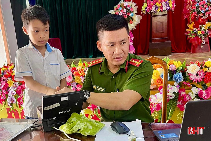 Lực lượng công an làm việc xuyên lễ để cấp căn cước cho công dân. cong-an-ha-tinh-2.jpg