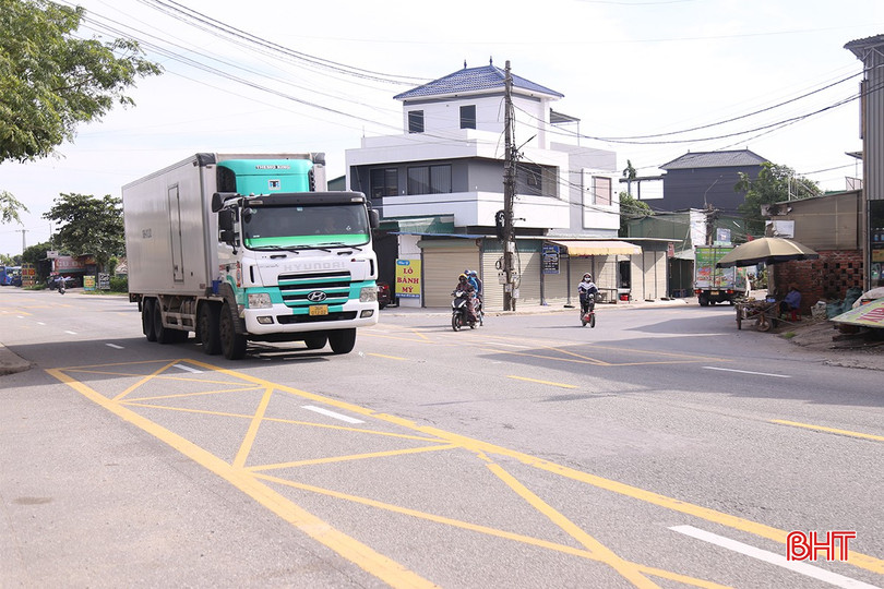 Người dân địa phương lo lắng khi lưu thông qua khu vực ngã tư giao Km8+500 quốc lộ 1 tuyến tránh TP Hà Tĩnh với đường trục xã Thạch Đài. an-toan-giao-thong-2-8910-3984.jpg