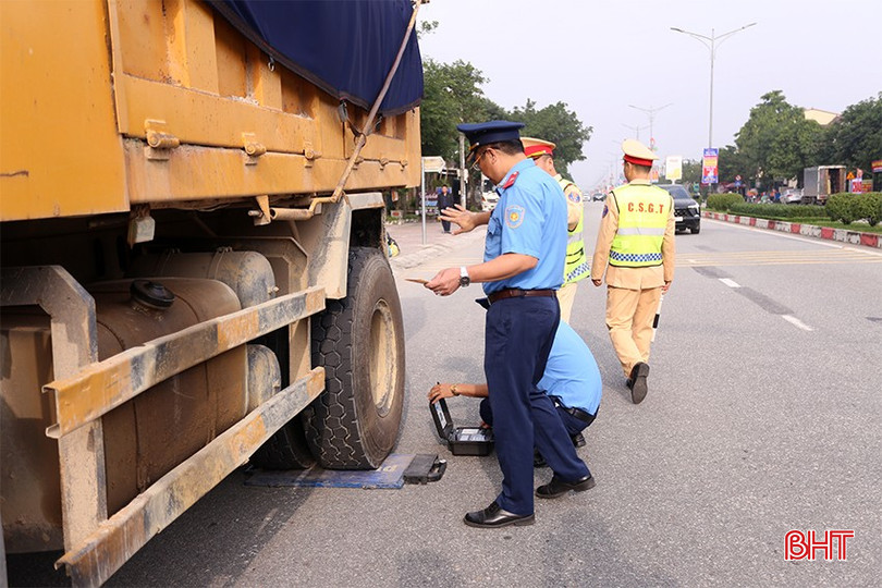 Thanh tra Giao thông phối hợp với Phòng CSGT Công an tỉnh kiểm tra tải trọng phương tiện trên quốc lộ 1 qua thị trấn Thạch Hà, huyện Thạch Hà. bqbht_br_an-toan-giao-thong-ha-tinh.jpg