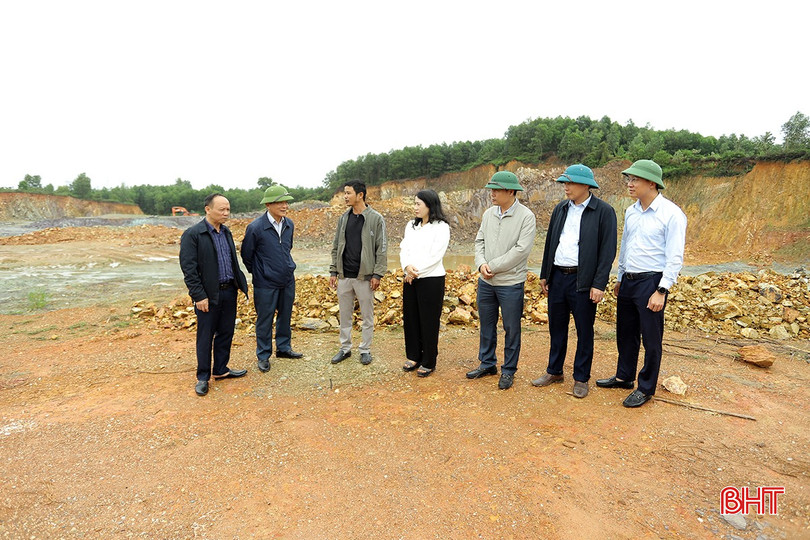 Đoàn giám sát HĐND tỉnh khảo sát tình hình khai thác tại mỏ đất xã Nam Điền cấp cho Công ty CP Xây dựng và thương mại Mạnh Linh. bqbht_br_khoang-san-2.jpg