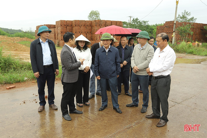 Đoàn giám sát HĐND tỉnh kiểm tra mỏ đất làm gạch ở xã Lưu Vĩnh Sơn cấp cho Công ty CP Trung Đô. bqbht_br_khoang-san-3.jpg