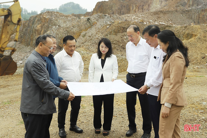 Đoàn giám sát HĐND tỉnh khảo sát tình hình khai thác tại mỏ đất xã Phú Lộc của Công ty CP xây dựng và thương mại Đức Toàn. bqbht_br_khoang-san.jpg