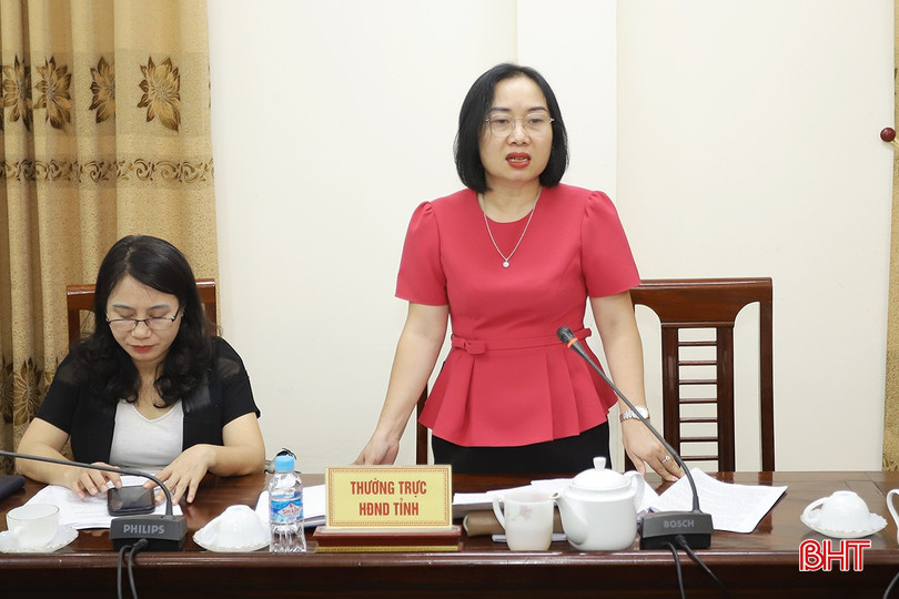 Trưởng ban Kinh tế - Ngân sách HĐND tỉnh Nguyễn Thị Thúy Nga đề nghị Sở TN&MT làm rõ một số nội dung liên quan tới công tác quản lý, khai thác và sử dụng khoáng sản trên địa bàn tỉnh. khoang-san-1-9582.jpg