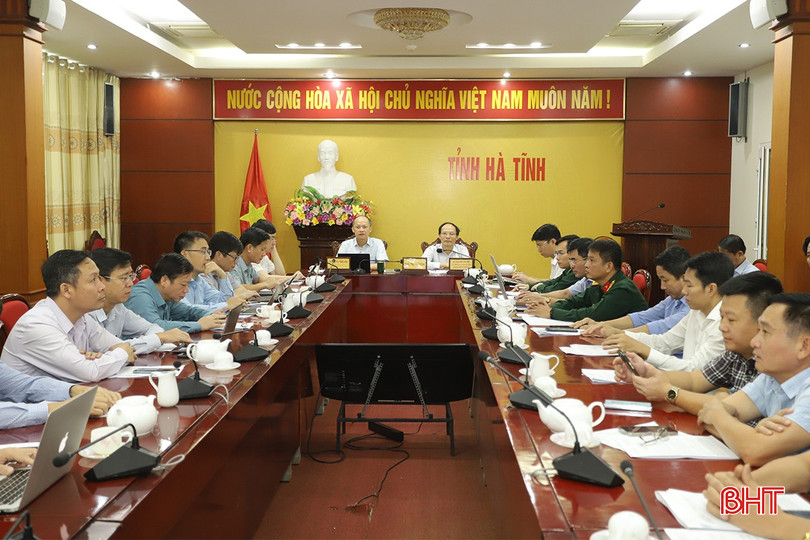 Phó Chủ tịch Thường trực UBND tỉnh Nguyễn Hồng Lĩnh và Giám đốc Sở NN&PTNT Nguyễn Văn Việt điều hành điểm cầu Hà Tĩnh. bao-so-6-2-3511-4958.jpg