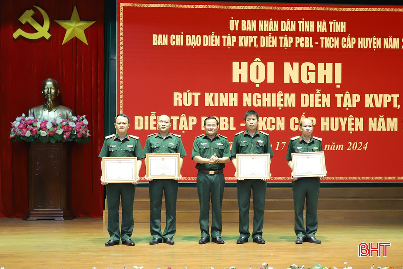 Đại tá Nguyễn Xuân Thắng - Chỉ huy trưởng Bộ CHQS tỉnh trao bằng khen của Chủ tịch UBND tỉnh cho các cá nhân có thành tích xuất sắc trong thực hiện nhiệm vụ diễn tập KVTP, PCBL - TKCN cấp huyện năm 2024. dien-tap-phong-thu-033.jpg
