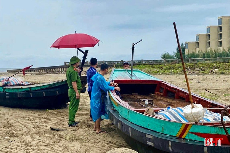 Cơ quan chức năng khuyến cáo người dân không ra khơi trong thời điểm biển động để đảm bảo an toàn. bao-so-3-e.jpg