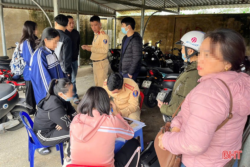 Đội CSGT-TT Công an TP Hà Tĩnh ghi nhận nhiều trường hợp học sinh Trường THPT Thành Sen chưa đủ điều kiện nhưng vẫn sử dụng xe máy điện tới trường. bqbht_br_hoc-sinh-vi-pham-giao-thong-03a.jpg