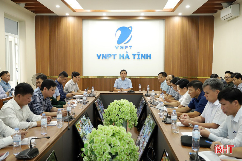 Phó Chủ tịch UBND tỉnh Lê Ngọc Châu điều hành điểm cầu Hà Tĩnh. bao-so-6-2-5718-4374.jpg