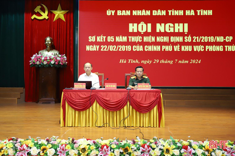 Phó Chủ tịch Thường trực UBND tỉnh Nguyễn Hồng Lĩnh và Đại tá Nguyễn Xuân Thắng – Chỉ huy trưởng Bộ CHQS tỉnh, chủ trì hội nghị. quan-su-3.jpg