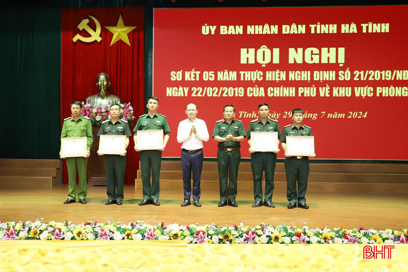 Tại hội nghị, Phó Chủ tịch Thường trực UBND tỉnh Nguyễn Hồng Lĩnh và Đại tá Nguyễn Xuân Thắng – Chỉ huy trưởng Bộ CHQS tỉnh đã trao bằng khen của Chủ tịch UBND tỉnh cho 5 tập thể có thành tích xuất sắc trong thực hiện Nghị định số 21 của Chính phủ về KVPT. quan-su-9.jpg
