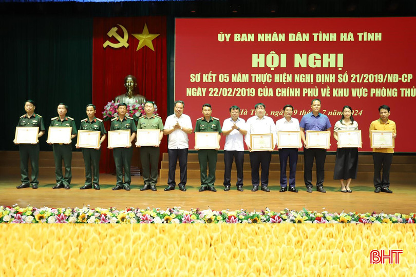 Trưởng ban Nội chính Tỉnh ủy Nguyễn Đình Hải và Bí thư Thành ủy TP Hà Tĩnh Dương Tất Thắng trao bằng khen của Chủ tịch UBND tỉnh cho 14 cá nhân có thành tích xuất sắc trong thực hiện Nghị định số 21 của Chính phủ về KVPT. quan-su-8a.jpg