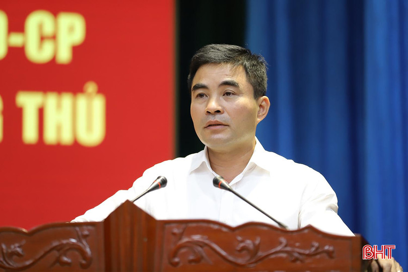 Chủ tịch UBND TX Kỳ Anh Phan Thành Biển trình bày tham luận tại hội nghị. quan-su-4.jpg