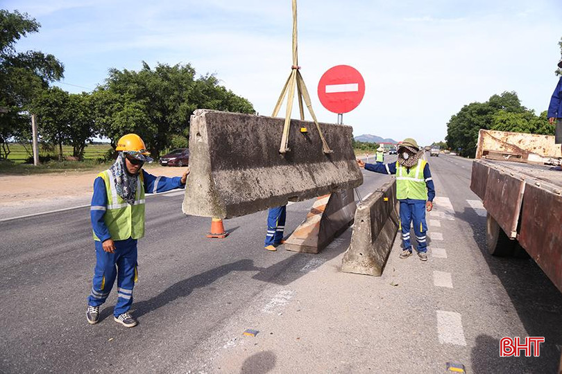 Thu hẹp điểm mở dải phân cách ở Km 533+050 thuộc xã Cẩm Thịnh, huyện Cẩm Xuyên - vị trí xảy ra vụ tai nạn giao thông đặc biệt nghiêm trọng giữa 3 xe ô tô ngày 8/6/2024 khiến 3 người tử vong. tai-nan-giao-thong-4.jpg