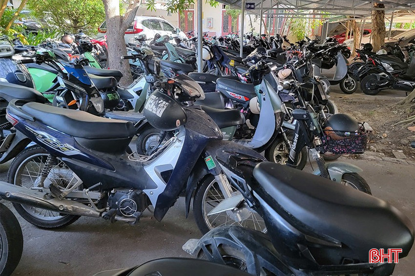 Tình trạng học sinh chưa đủ tuổi nhưng điều khiển xe mô tô, xe gắn máy, xe máy điện tới trường vẫn còn xảy ra. bqbht_br_hoc-sinh-vi-pham-giao-thong-01.jpg