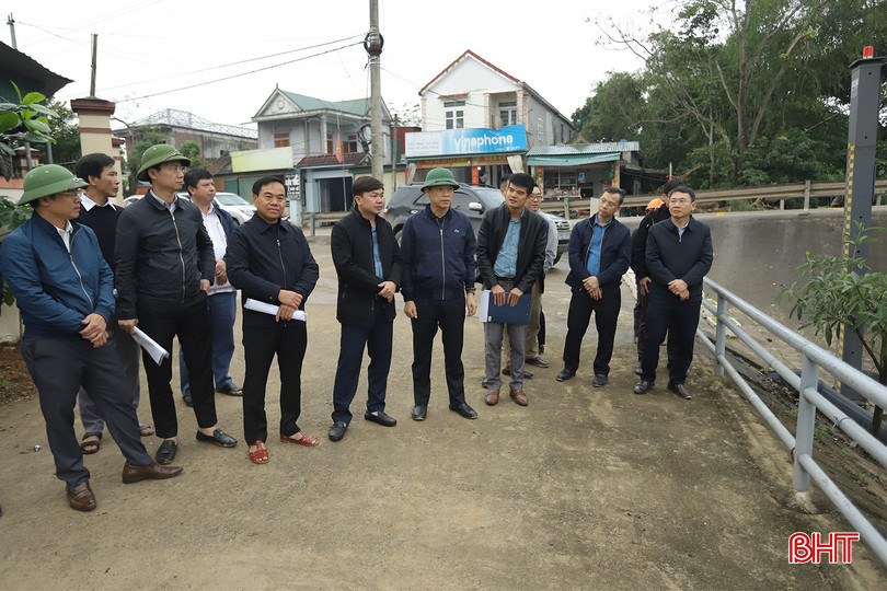 Phó Chủ tịch Thường trực UBND tỉnh Nguyễn Hồng Lĩnh yêu cầu chủ đầu tư, nhà thầu tập trung đẩy nhanh tiến độ các công trình khắc phục hậu quả thiên tai. bqbht_br_du-an-khac-phuc-thien-tai-6.jpg