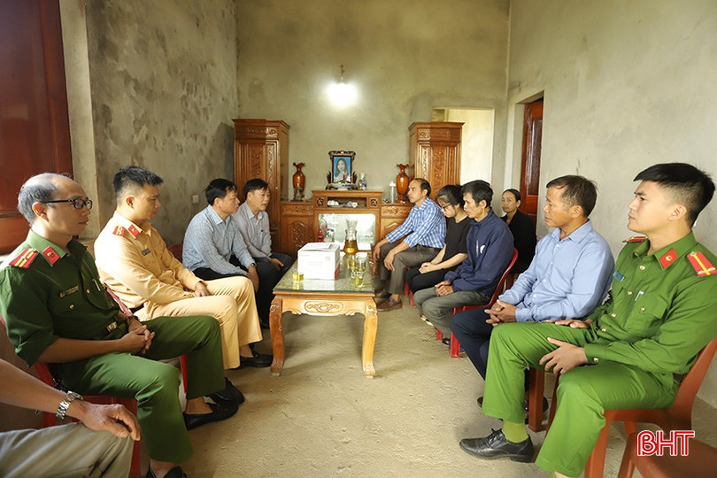 Đoàn công tác Ban ATGT tỉnh thăm hỏi, động viên gia đình ông Nguyễn Duy Tiến (SN 1971, trú tại xã Tân Lộc, huyện Lộc Hà). bqbht_br_tham-nan-nhan-tngt-2.jpg