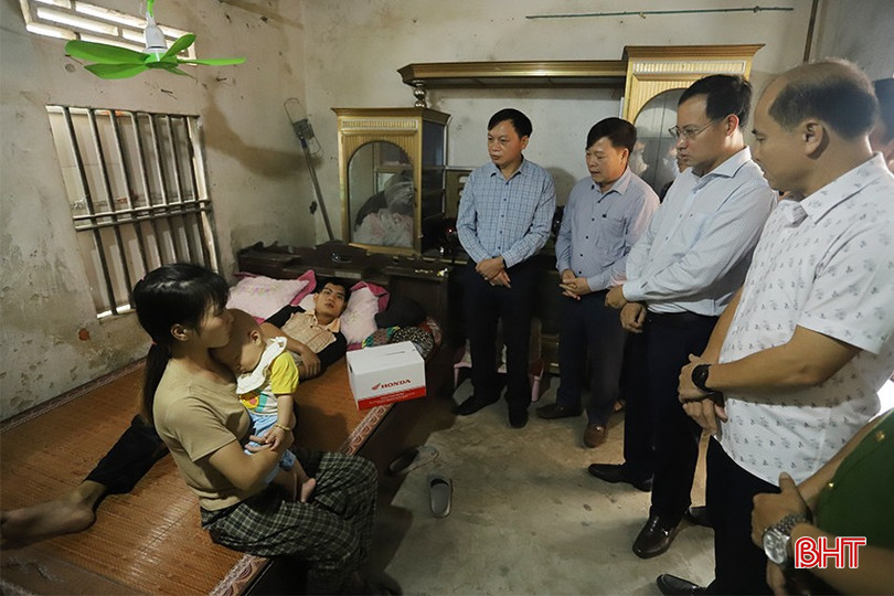 Đoàn công tác Ban ATGT tỉnh thăm hỏi, động viên gia đình chị Phan Thị Hằng (SN 2001, trú tại Thôn An Lạc, xã Cổ Đạm, huyện Nghi Xuân). bqbht_br_tham-nan-nhan-tngt-5.jpg