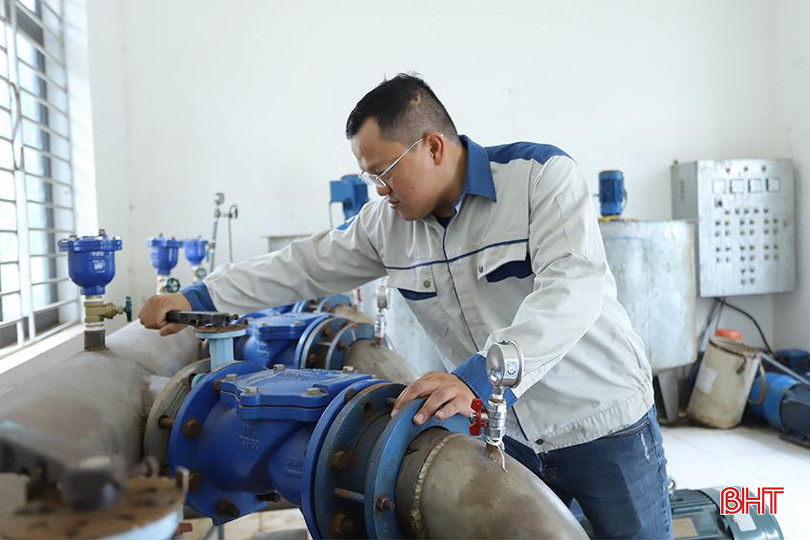 Cán bộ Trung tâm NS&VSMTNT Hà Tĩnh kiểm tra việc vận hành công trình cấp nước tập trung. nuoc-sach-4.jpg