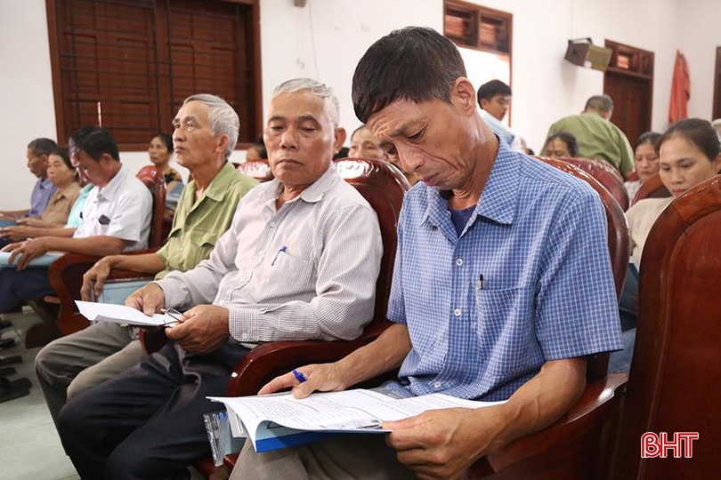 Người dân nghiên cứu tài liệu về nước sạch. nuoc-sach-3.jpg