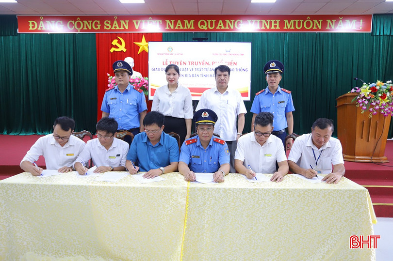 Dưới sự chứng kiến của đại diện Sở GTVT, Ban Giám hiệu và đại diện các thầy giáo dạy lái xe ở Trường Cao đẳng Công nghệ Hà Tĩnh ký cam kết chấp hành pháp luật về ATGT trong quá trình đào tạo, giảng dạy sát hạch GPLX. an-toan-giao-thong-5668.jpg