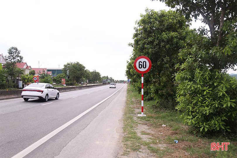 Biển hạn chế tốc độ tối đa 60 km/h vừa được cắm bổ sung ở khu vực ngã tư giao Km 489+300 quốc lộ 1 với tuyến đường trục xã và trục thôn tại xã Vượng Lộc, huyện Can Lộc. an-toan-giao-thong-2.jpg