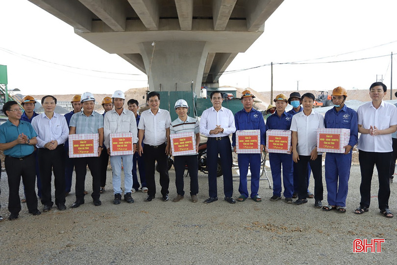 Chủ tịch UBND tỉnh Võ Trọng Hải cùng đoàn công tác của tỉnh tặng quà động viên các nhà thầu thi công dự án cao tốc Bắc - Nam dịp nghỉ lễ 2/9. cao-toc-2.jpg