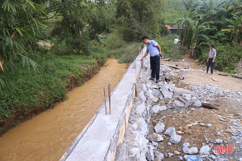 Gia đình anh Danh và gia đình bà Ái chung tiền xây dựng tường chắn dài gần 40m, cao 3m để ngăn xói lở đất trong vườn. sat-lo-dat-1.jpg