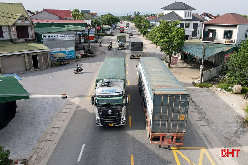 Lưu lượng phương tiện di chuyển qua khu vực ngã tư giao Km8+500 quốc lộ 1 tuyến tránh TP Hà Tĩnh với đường trục xã Thạch Đài đoạn qua thôn Nam Thượng, xã Thạch Đài luôn tấp nập. bqbht_br_an-toan-giao-thong-11.jpg