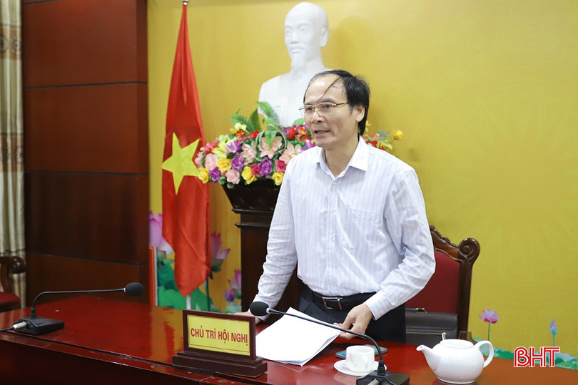 Giám đốc Sở NN&PTNT Nguyễn Văn Việt – Phó Trưởng ban Chỉ huy PCTT&TKCN tỉnh yêu cầu các sở, ban, ngành cấp tỉnh và chính quyền địa phương thực hiện nghiêm chỉ đạo của Thứ trưởng Bộ NN&PTNT Nguyễn Hoàng Hiệp về ứng phó với áp thấp nhiệt đới mạnh lên thành bão. bao-so-4.jpg