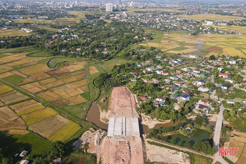 Do chưa có mặt bằng sạch nên việc thi công dự án đường Hàm Nghi kéo dài đang bị gián đoạn. duong-ham-nghi-keo-dai-1.jpg