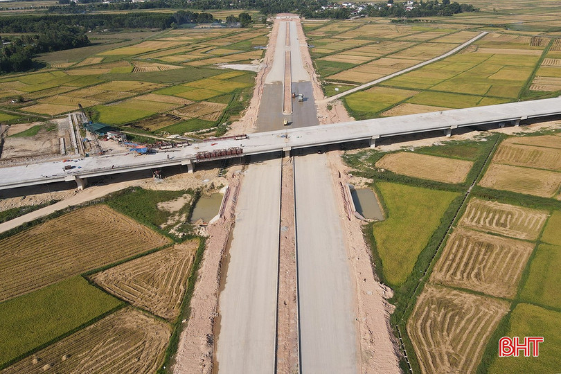 Các đơn vị, địa phương đang nỗ lực đẩy nhanh công tác giải phóng mặt bằng, tạo điều kiện thuận lợi cho việc thi công đường Hàm Nghi kéo dài. duong-ham-nghi-keo-dai-3.jpg