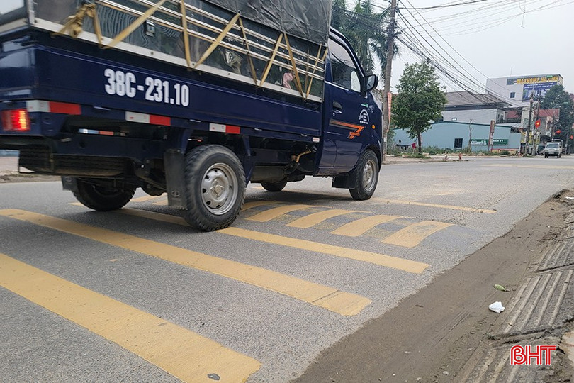 Hệ thống gồ giảm tốc dạng sống trâu phát huy hiệu quả trong đảm bảo trật tự ATGT ở các nút giao trung tâm TP Hà Tĩnh. bqbht_br_an-toan-giao-thong-7.jpg