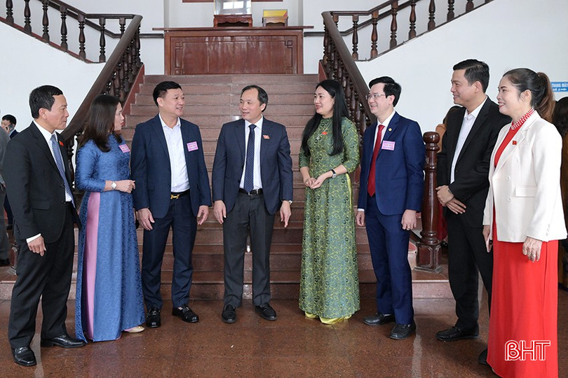 Bí thư Tỉnh ủy - Chủ tịch HĐND tỉnh Hoàng Trung Dũng trao đổi với các đại biểu bên lề Kỳ họp thứ 23, HĐND tỉnh khóa XVIII. bqbht_br_hdnd-tinh-2.jpg
