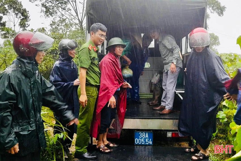 Chính quyền xã Cẩm Lạc di dời các hộ dân nằm trong vùng có nguy cơ sạt lở đất. mua-lu-3.jpg
