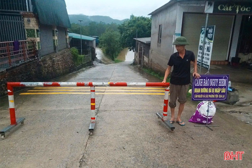 Chính quyền xã Sơn Kim 1 cấm người dân lưu thông qua ngầm tràn ngập nước. mua-lu-2.jpg