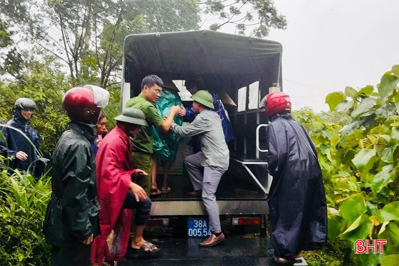 Công an xã Cẩm Lạc (huyện Cẩm Xuyên) phối hợp với chính quyền các cấp tổ chức sơ tán các hộ dân nằm trong vùng nguy cơ sạt lở tới nơi an toàn. mua-lu-o-ha-tinh.jpg