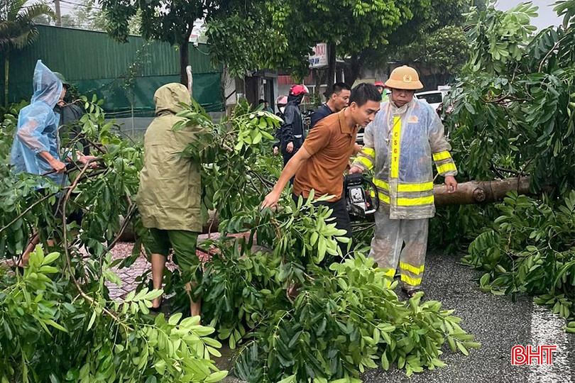Lực lượng CSGT và công an địa phương cắt tỉa cây xanh bị gãy đổ xuống đường. mua-lu-o-ha-tinh-4.jpg