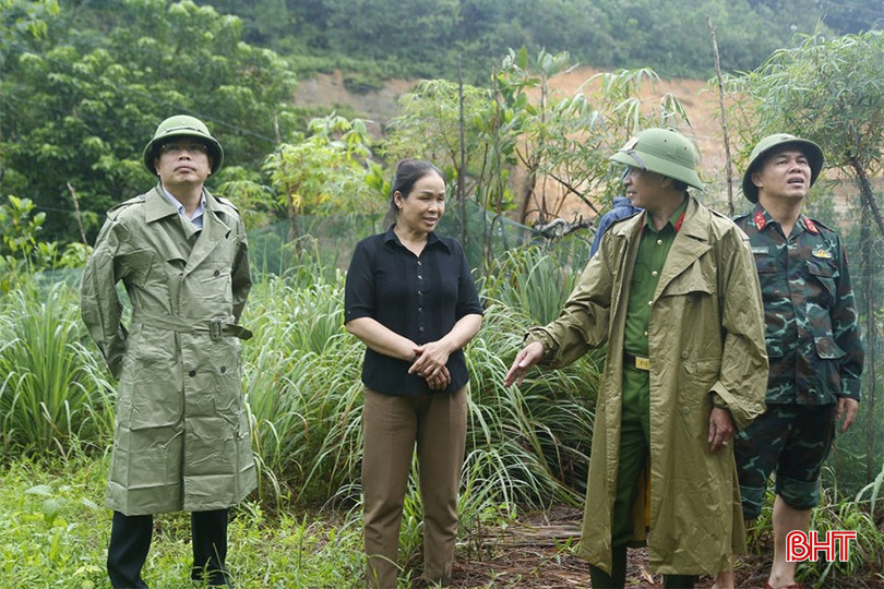 Lực lượng Công an tỉnh cùng với các ngành chức năng tăng cường nắm bắt thông tin, chủ động hỗ trợ sơ tán người dân trước nguy cơ ngập lụt sâu, sạt lở. mua-lu-o-ha-tinh-5.jpg