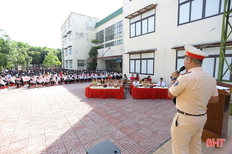 Cán bộ Phòng CSGT Công an Hà Tĩnh tuyên truyền pháp luật về ATGT cho 1.200 học sinh Trường Cao đẳng kỹ thuật Việt - Đức. an-toan-giao-thong.jpg